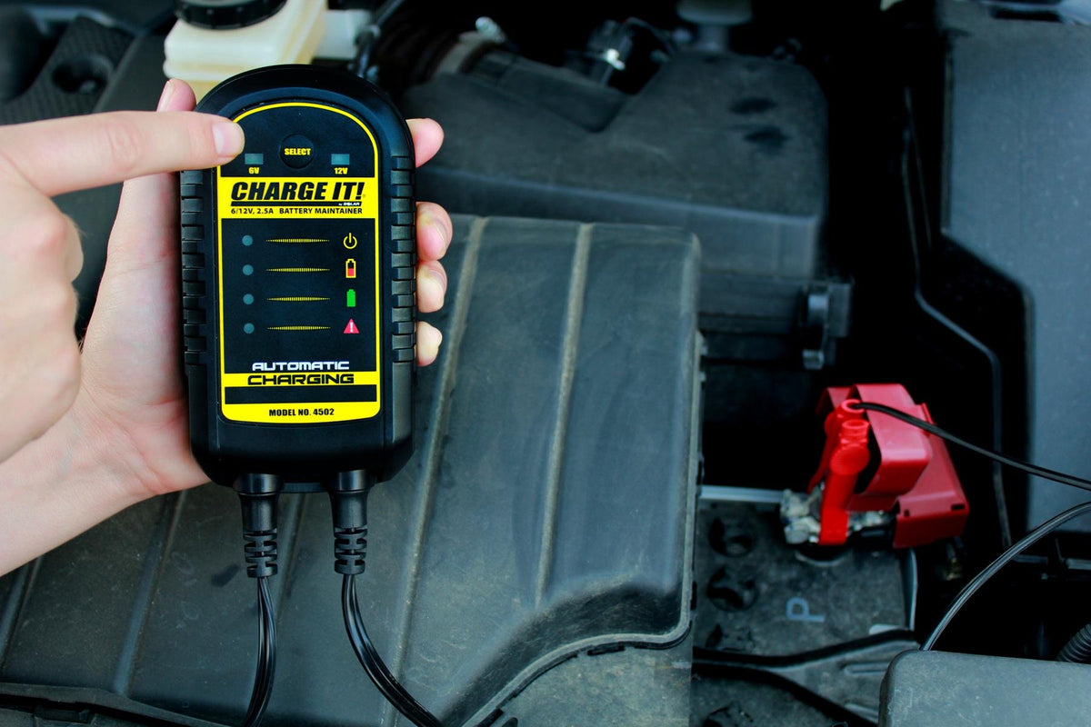 1700 Peak Amp 12 Volt Jump Starter and 2.5 Amp Battery Maintainer O958